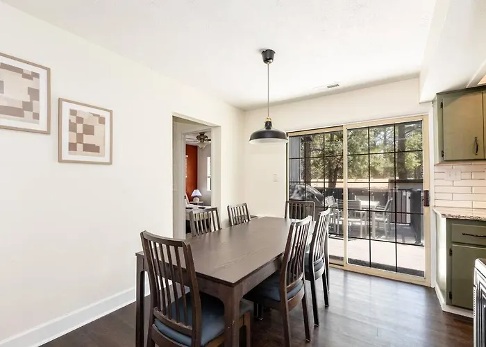 Chic Flagstaff Oasis: 5 Bedrooms & Fenced For Pets *