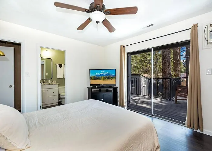 Chic Flagstaff Oasis: 5 Bedrooms & Fenced For Pets Holiday home