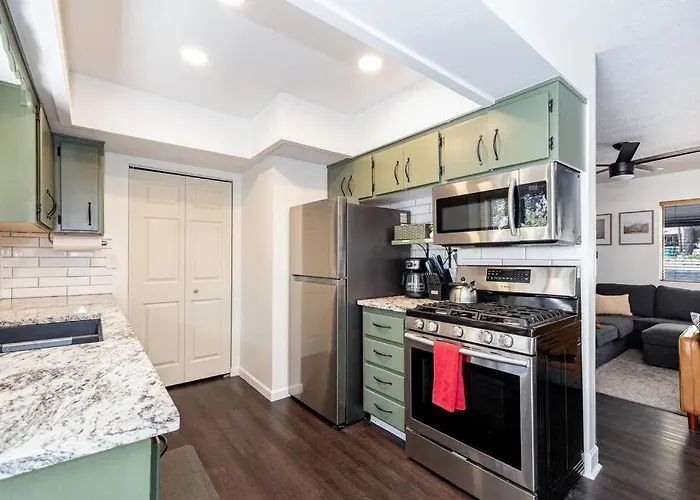 Chic Flagstaff Oasis: 5 Bedrooms & Fenced For Pets Holiday home Mountainaire