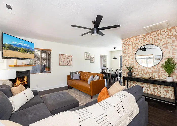 Chic Flagstaff Oasis: 5 Bedrooms & Fenced For Pets Mountainaire