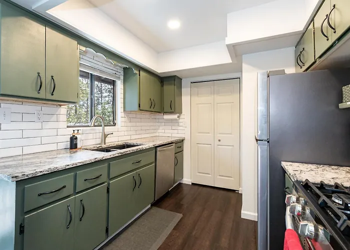 Chic Flagstaff Oasis: 5 Bedrooms & Fenced For Pets Holiday home Mountainaire