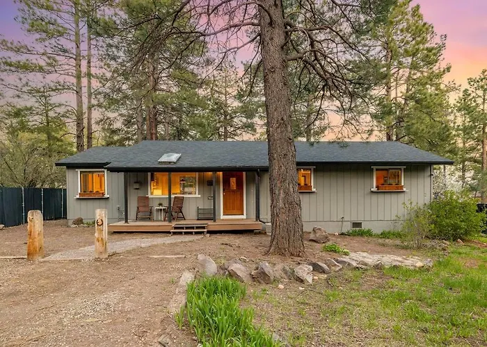 Chic Flagstaff Oasis: 5 Bedrooms & Fenced For Pets Holiday home