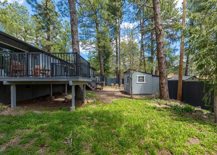 Chic Flagstaff Oasis: 5 Bedrooms & Fenced For Pets Holiday home