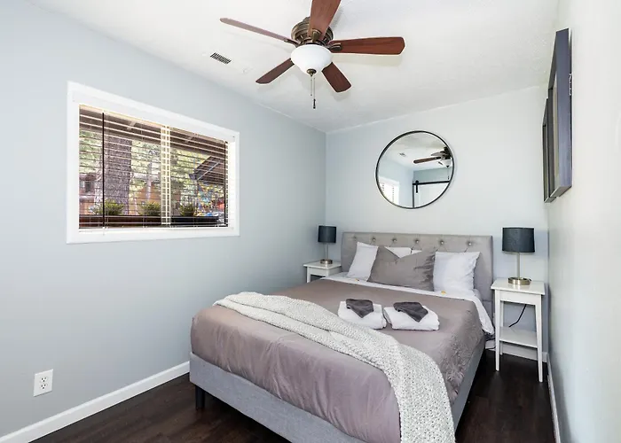 Chic Flagstaff Oasis: 5 Bedrooms & Fenced For Pets * Mountainaire
