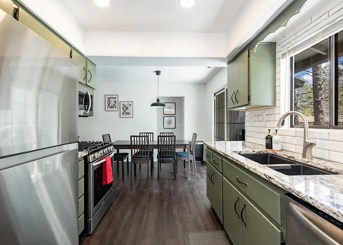 Chic Flagstaff Oasis: 5 Bedrooms & Fenced For Pets Holiday home *