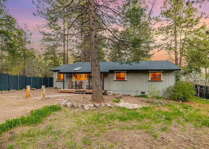 Chic Flagstaff Oasis: 5 Bedrooms & Fenced For Pets