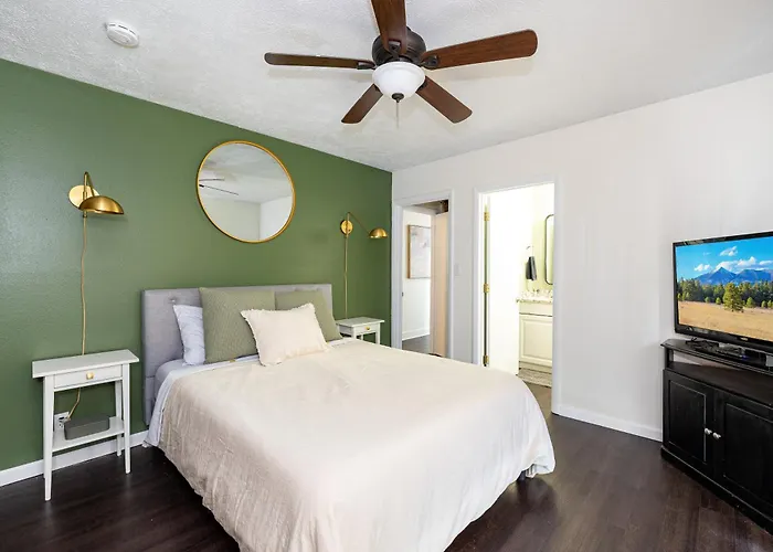 Chic Flagstaff Oasis: 5 Bedrooms & Fenced For Pets Holiday home *