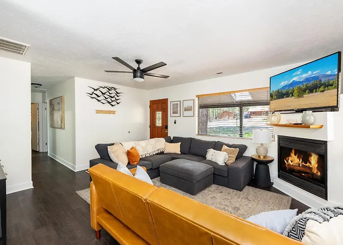 Chic Flagstaff Oasis: 5 Bedrooms & Fenced For Pets * Mountainaire