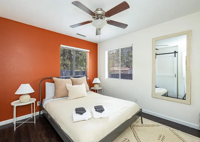 Chic Flagstaff Oasis: 5 Bedrooms & Fenced For Pets Holiday home Mountainaire