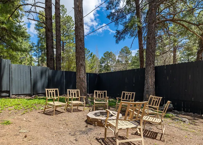 Chic Flagstaff Oasis: 5 Bedrooms & Fenced For Pets Holiday home