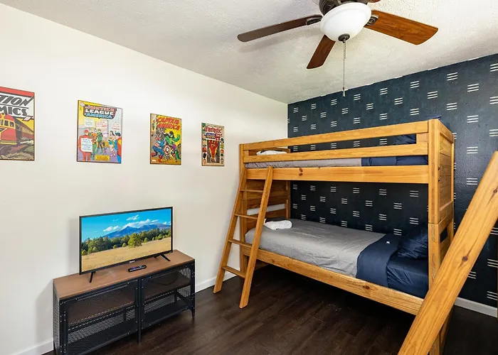 Chic Flagstaff Oasis: 5 Bedrooms & Fenced For Pets Holiday home Mountainaire