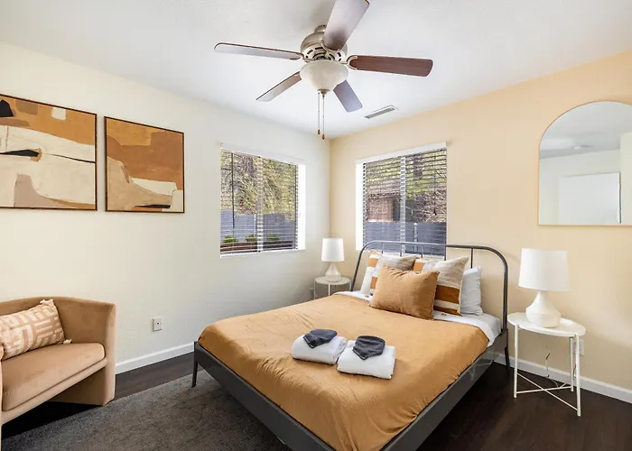 Chic Flagstaff Oasis: 5 Bedrooms & Fenced For Pets Mountainaire