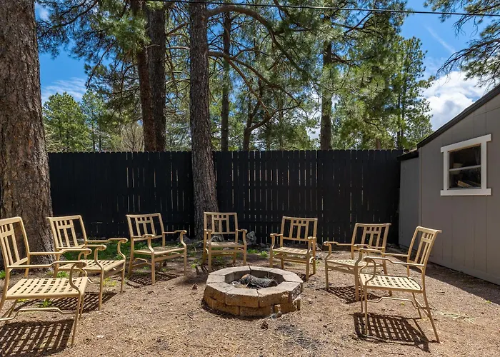Chic Flagstaff Oasis: 5 Bedrooms & Fenced For Pets Holiday home